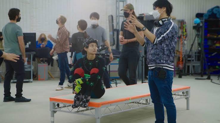 Оператор с виртуальной камерой и VR-шлемом на площадке