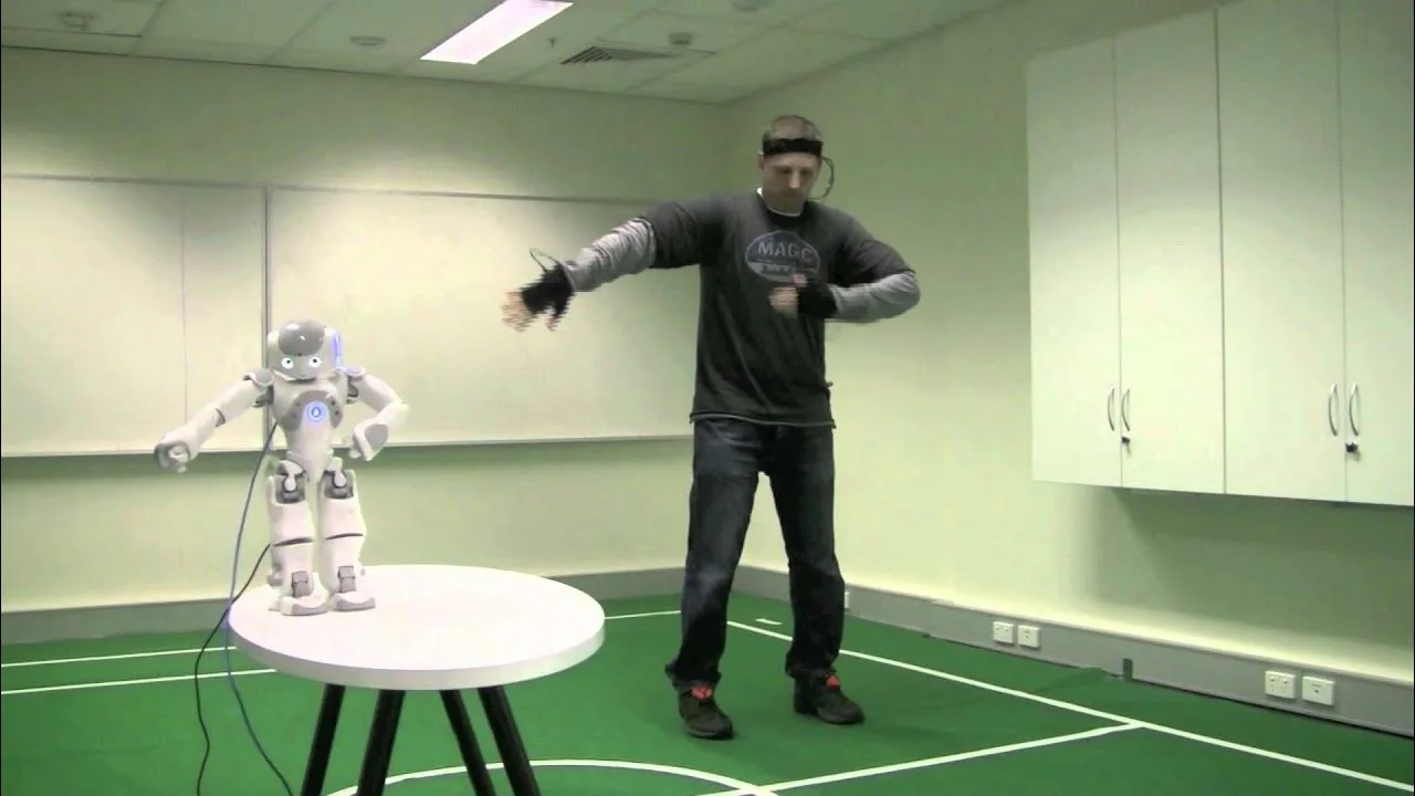 Оператор в mocap-костюме и небольшой робот