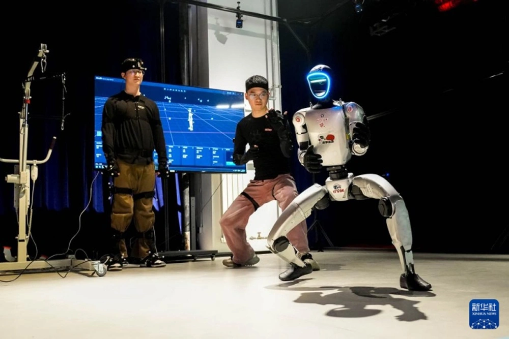Оператор в mocap-костюме и гуманоид в студии