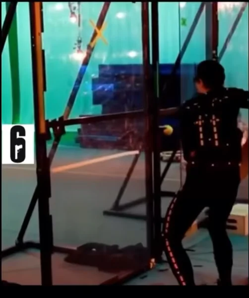 Кадр mocap-съёмки Siege: исполнитель в маркерном костюме отрабатывает движение у реквизита