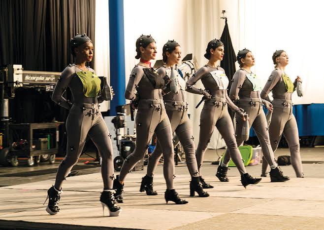 Актрисы в mocap-костюмах выстраиваются в линию на площадке